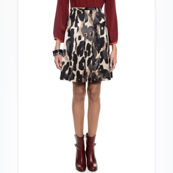 MaxMara Dresses & Skirts - Weekend MaxMara Beige and Black Leopard-Print Short Skirt, 100% Silk, US 6